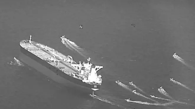 قایق‌های تندروی سپاه و نفتکش