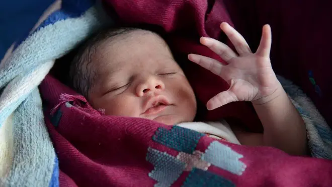 भारत के अमृतसर में एक अस्पताल में 2013 में ली गई बच्ची की तस्वीर