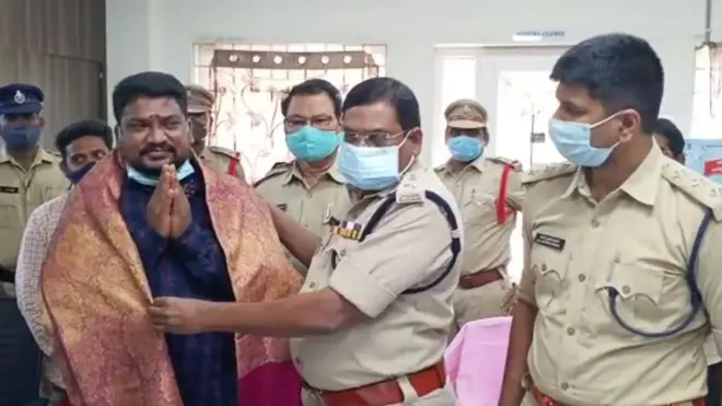 పోలరాజును అభినందిస్తున్న పోలీసులు