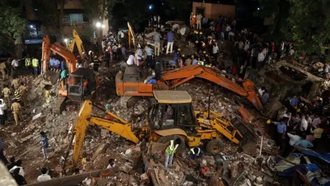 حکام کے مطابق ابھی بھی ملبے کے نیچے سے لوگوں کو نکالنے کا کام جاری ہے