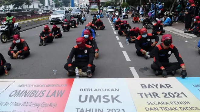 Konfederasi Serikat Pekerja Indonesia (KSPI) dalam aksi di Jakarta menuntut Mahkamah Konstitusi membatalkan dan mencabut UU Cipta Kerja klaster Ketenagakerjaan dan menuntut pembayaran Tunjangan Hari Raya (THR) 2021 secara penuh.
