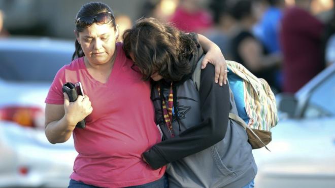 Una mujer recoge a su hija de una escuela de Azusa, próxima al lugar donde ocurrió el tiroteo.