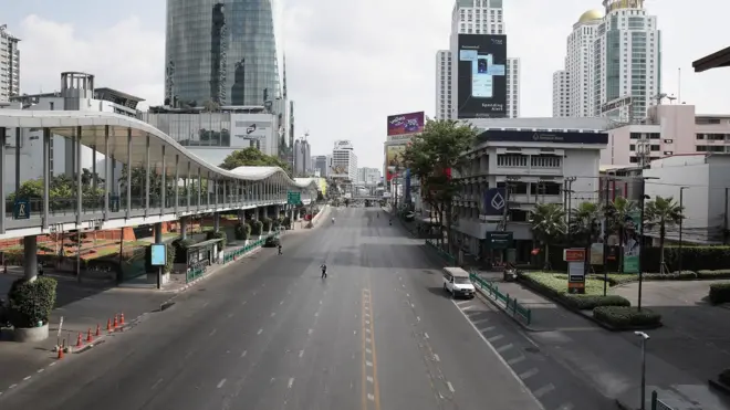 ถนนราชดำริ ในเช้าวันหยุด ที่ไร้ผู้คน