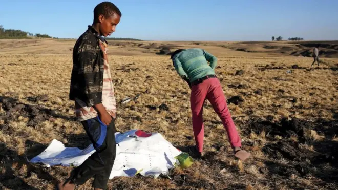 اطفال يبحثون في موقع تحطم الطائرة