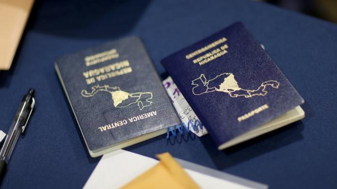 Dos pasaportes nicaragüenses.