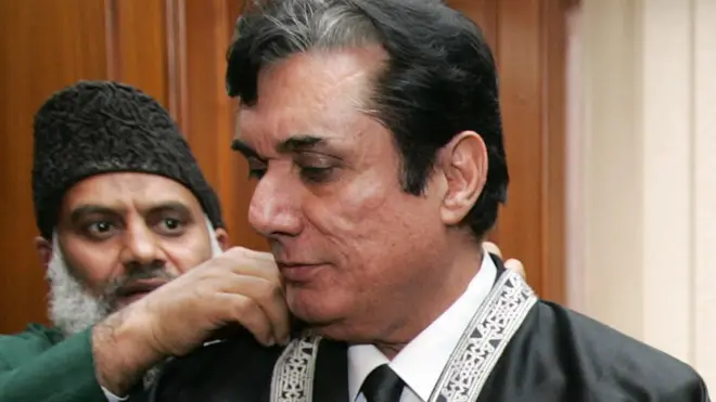 پی سی او کا حلف لینے پر جنرل پرویز مشرف نے جسٹس (ر) جاوید اقبال کو سنہ 2000 میں بلوچستان ہائی کورٹ کا چیف جسٹس تعینات کیا لیکن دو نومبر 2007 میں انھوں نے پرویز مشرف کی ایمرجنسی کو قبول کرنے سے انکار کیا اور گھر پر نظر بند رہے