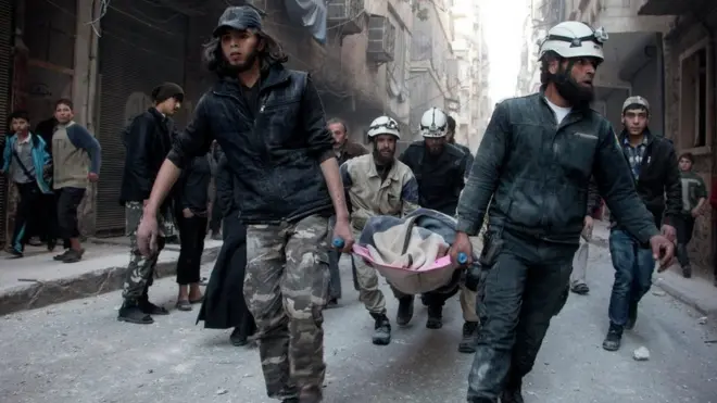 Les casques blancs, une organisation à vocation humanitaire est accusée par Damas d'être liée aux groupes rebelles les plus extrémistes en guerre contre le régime de Bachar Al Assad