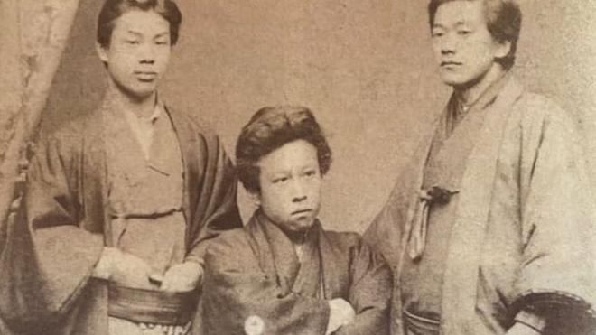 Pessoas com trajes japoneses tradicionais