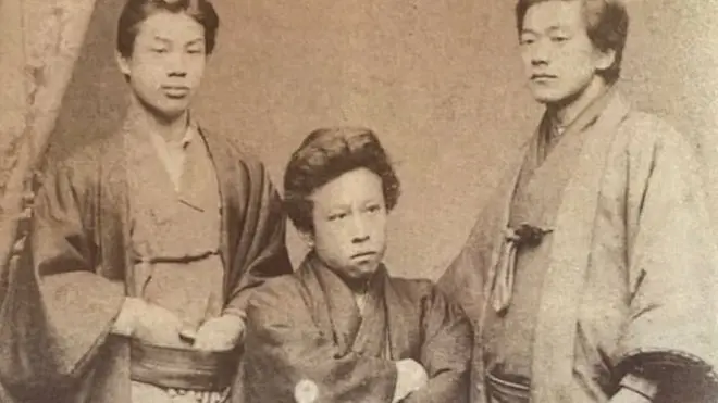 À direita, Jigoro Kano, o fundador do judô