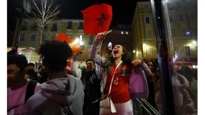 احتفال المشجعين المغاربة بوصول منتخبهم إلى نصف نهائي كأس العالم 2022