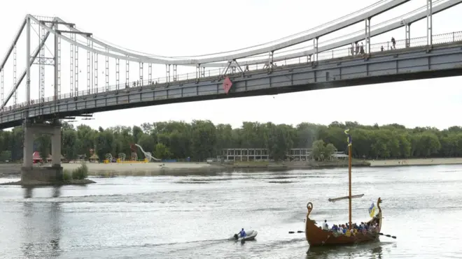 Міст у Києві