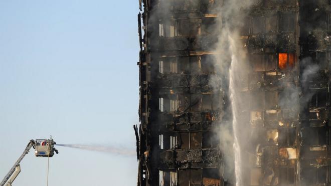 Los bomberos combatiendo las llamas de la Torre Grenfell, un bloque de viviendas sociales del oeste de Londres.