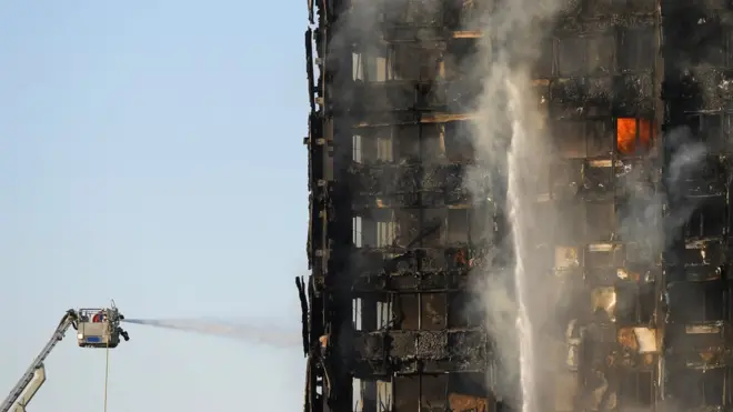 Los bomberos siguen combatiendo las llamas de la Torre Grenfell, un bloque de viviendas sociales del oeste de Londres, 10 horas después de que se iniciara el incendio.