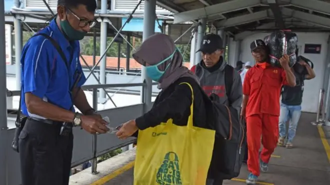 Petugas memeriksa tiket calon penumpang kapal ferry yang akan menyeberang ke Pulau Sumatera di Pelabuhan Merak, Banten, Sabtu (10/4/2021).