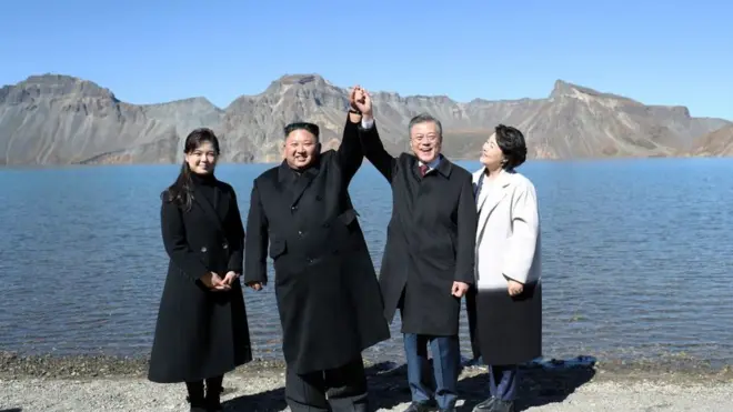 문재인 대통령과 부인 김정숙 여사, 김정은 국무위원장과 부인 리설주 여사가 20일 오전 백두산 천지에서 서서 기념촬영을 하고 있다.