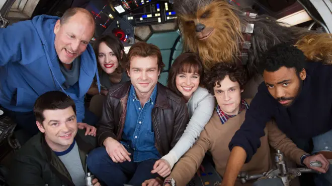 Las estrellas de la nueva película de Han Solo con los directores Phil Lord y Christopher Miller.