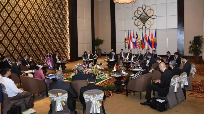 အာဆီယံ နိုင်ငံခြားရေး ဝန်ကြီးတွေက အစိုးရဖက်က ရပ်တည်နေပြီး ဘယ်သူမှ ပြဿနာကို ခေါင်း၀င် မခံဘဲ ရှောင်ထွက် သွားကြတယ်လို့ သူက ပြော