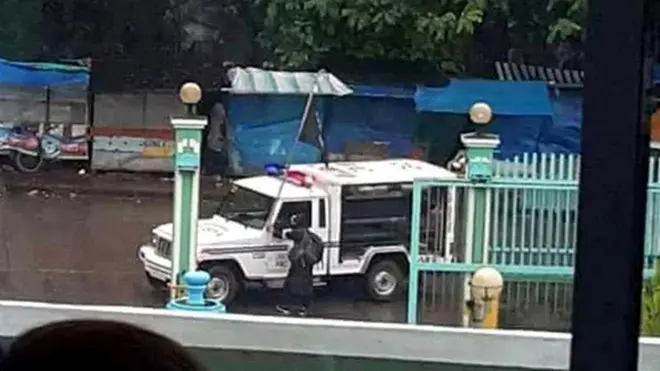 Bendera hitam yang diduga memuat lambang ISIS ditancapkan milisi Maute di mobil polisi di jalanan Marawi.