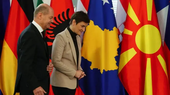Nemački kancelar Olaf Šolc i srpska premijerka Ana Brnabić u Berlinu, pored zastave Kosova koju Srbija ne priznaje - simbola jednog od nerešenih sukoba na Zapadnom Balkanu