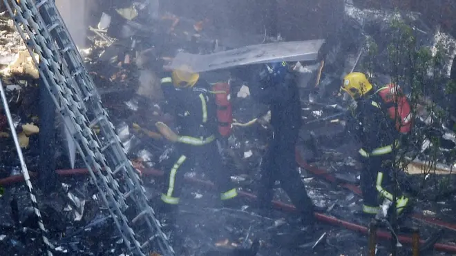 Para pemadam kebakaran masih terus bekerja dari luar maupun di dalam gedung berlantai 24.