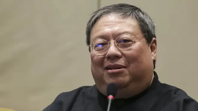 眼科權威、港府高官、能源外交？