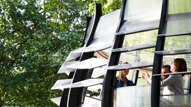 مكتب خارجي أقيم في حديقة عامة