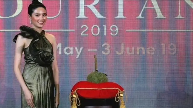 "Raja buah-buahan" di takhtanya.