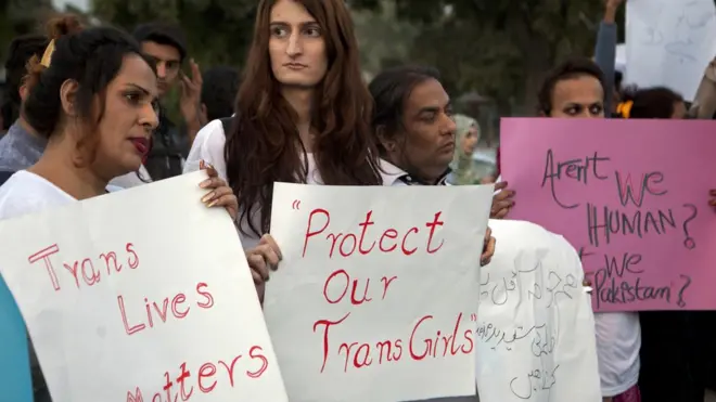 اتجاج کرتے ہوئے خواجہ سرا