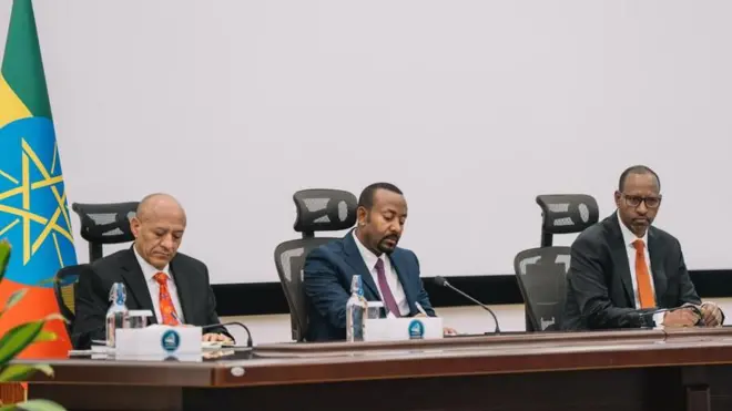 ጠቅላይ ሚኒስትር ዐቢይ አሕመድ(መሀል)፣ ምክትል ጠቅላይ ሚኒስትር ተመስገን ጥሩነህ (በስተግራ) እንዲሁም የብልጽግና ምክር ቤት ምክትል ፕሬዚዳንት አቶ አህመድ ፋራህ (በስተቀኝ) የፓርቲውን ምክር ቤት ስብሰባን ሲመሩ