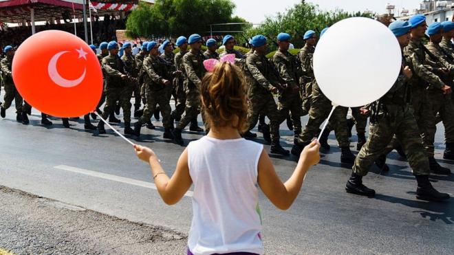 Desfile en Nicosia del norte en el aniversario de la ocupación turca