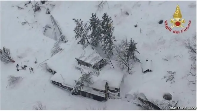 Коли рятувальники дісталися до готелю, вони побачили його засипаним снігом