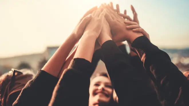 Mujeres estrechando las manos