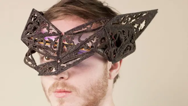 Los accesorios contra las "redes de servicios de información" de Fabrica son piezas de arte y moda, y se proyectan a un tiempo en el que se podrán leer nuestros pensamientos.