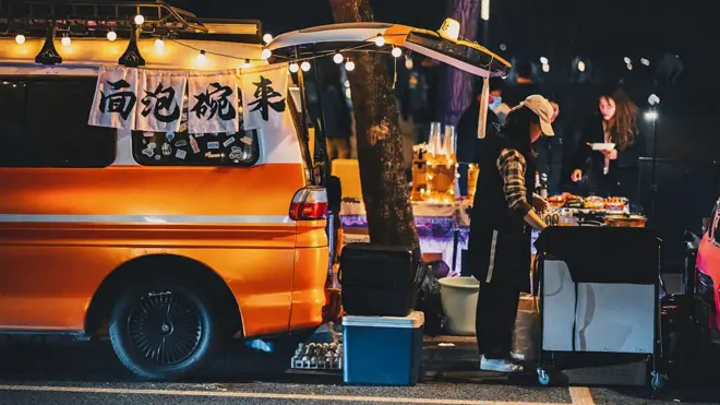 中國多個城市放寬了對地攤和小販的嚴格管控，這使得「地攤經濟」蓬勃發展