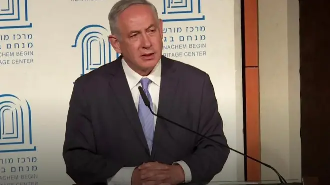 رئيس الوزراء الإسرائيلي بنيامين نتياهو يجدد مطالبته بتعديل الاتفاق النووي مع إيران ويقول إن الاتفاق يسمح لإيران تخصيب اليورانيوم المستخدم في القنابل النووية.