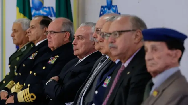 Protagonismo militar aumenta à medida que a crise do sistema político se agrava