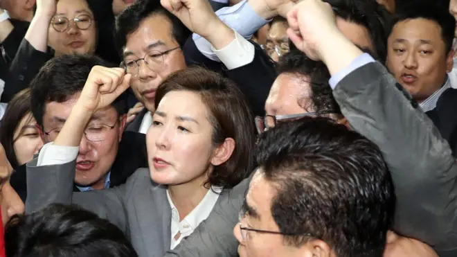 '패스트트랙 불법' 구호외치는 자유한국당 의원들