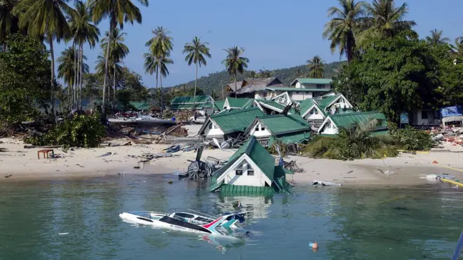 ความเสียหายบนเกาะพีพีหลังคลื่นสึนามิเข้าถล่มในปี 2547
