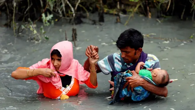 နယ်စပ်မှာ ကလေးတဘက်နဲ့ ပြေးရသူတွေ