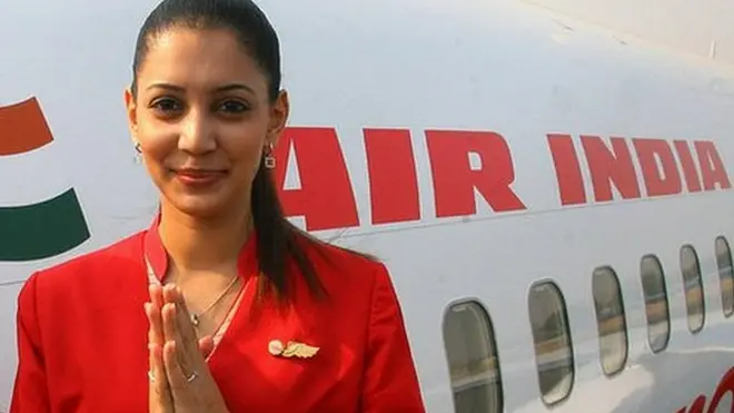 ఎయిర్ ఇండియా విమానం వద్ద అభివాదం చేస్తున్న ఎయిర్ హోస్టెస్
