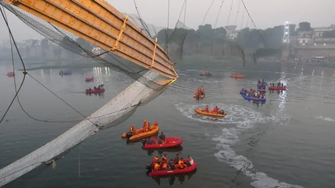 గుజరాత్‌లో కుప్పకూలిన 100 ఏళ్ల కిందటి కేబుల్ బ్రిడ్జ్...