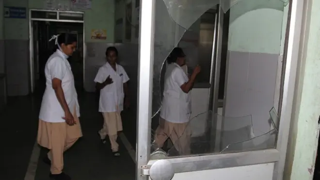 В марте 15 человек напали на двух врачей в больнице в Мумбае, полиция задержала трех человек