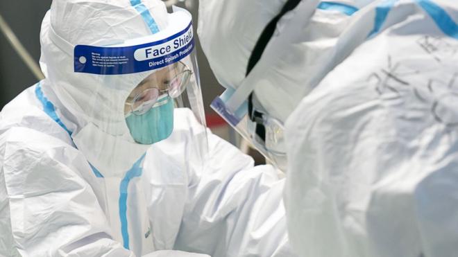武汉大学中南医院重症隔离病房，医护人员对病人进行治疗。