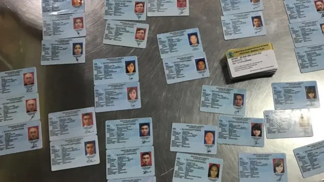 Foto yang dimuat dalam Twitter Andi Arief yang diklaimnya sebagai foto E-KTP ganda.