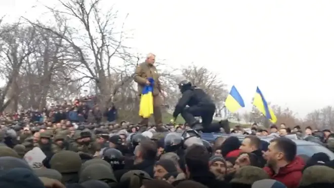 Активисты защищают машину с Михаилом Саакашвили