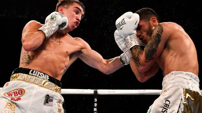 ملاكمان في حلبة ملاكمة