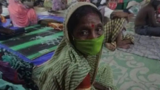 Pengungsi Badai Amphan di tempat padat.