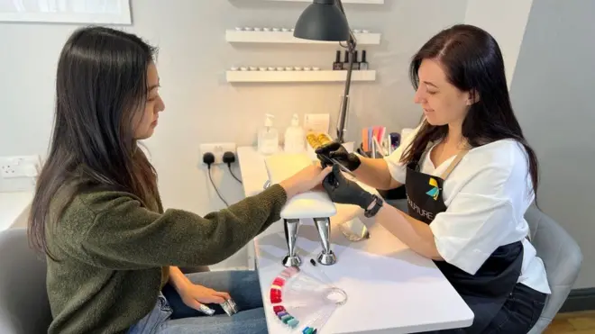 Valeriia nói cô vui mừng được trò chuyện với khách hàng.
