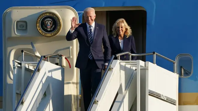 Biden ve eşi, İngiltere'ye vardı