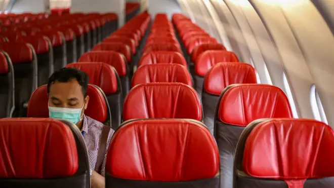 يوقع المغادرون على مستندات ويخضعون لفحوص طبية